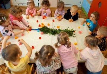 Biedronki dekorują Wielkanocną palmę