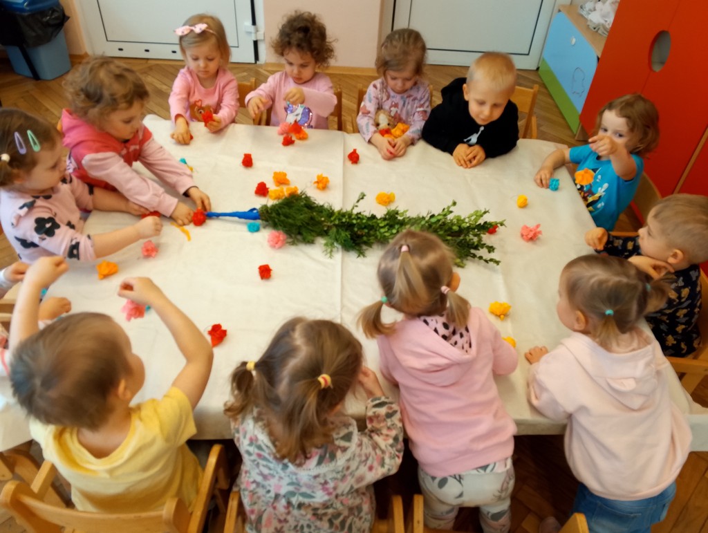 Biedronki dekorują Wielkanocną palmę