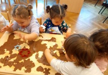 Motylki pieką świąteczne pierniczki