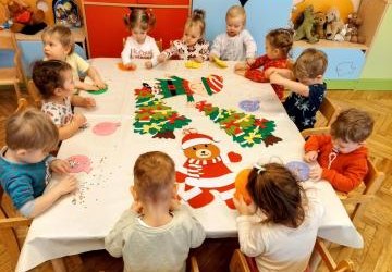 Motylki dekorują świąteczne bombki