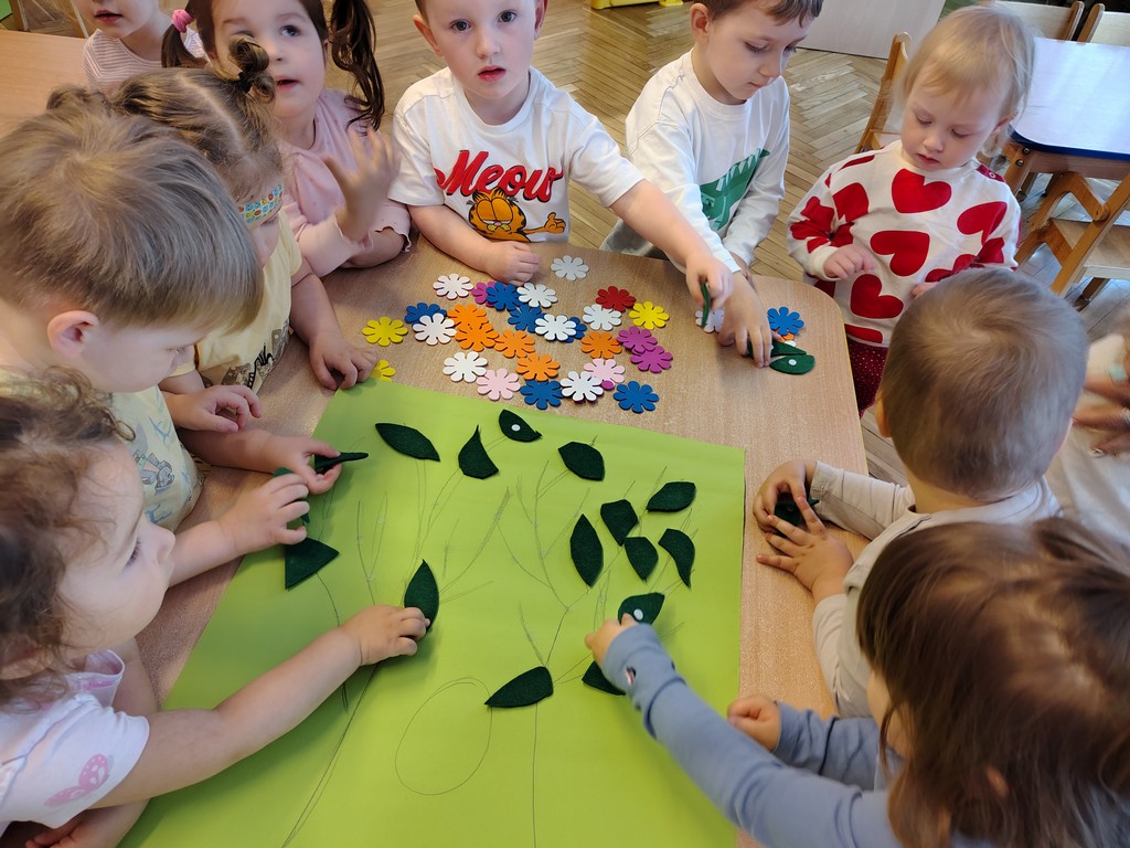 Wyklejamy wiosenne drzewo