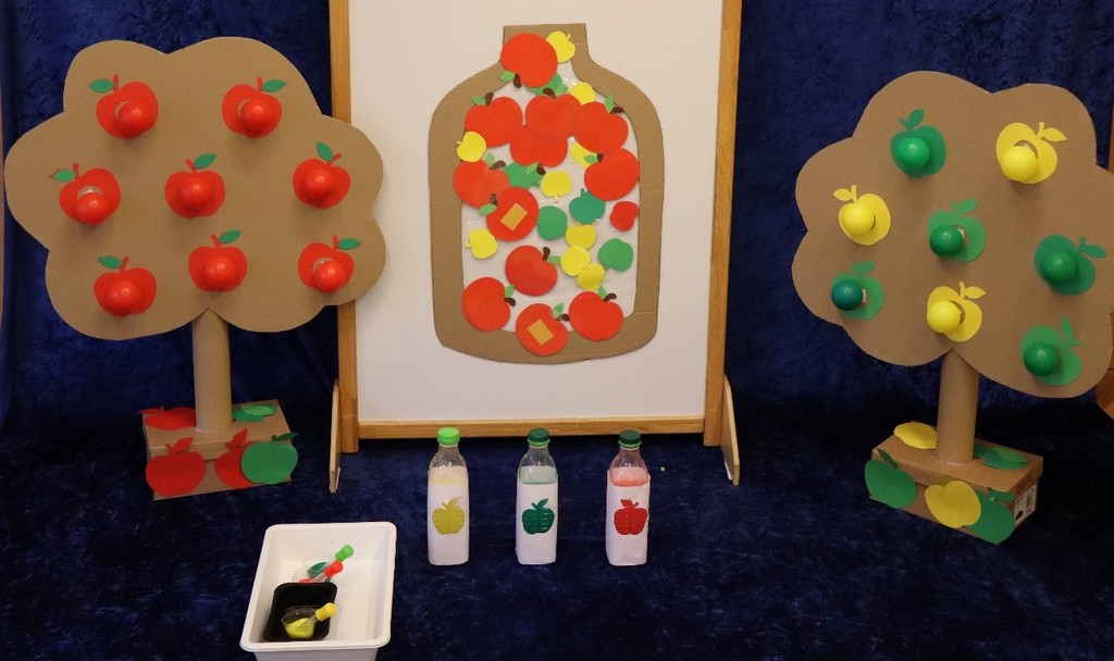 Dzień Jabłka w grupie Pszczółek i Biedronek