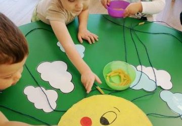 Sensoryczne zabawy z makaronem