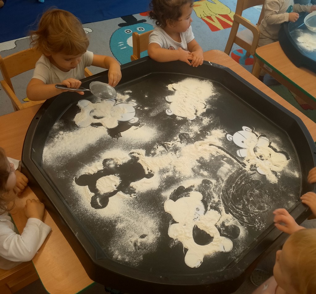 Zajęcia sensoryczne dzień misia w grupie Motylki