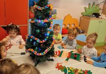 Motylki ubierają choinkę