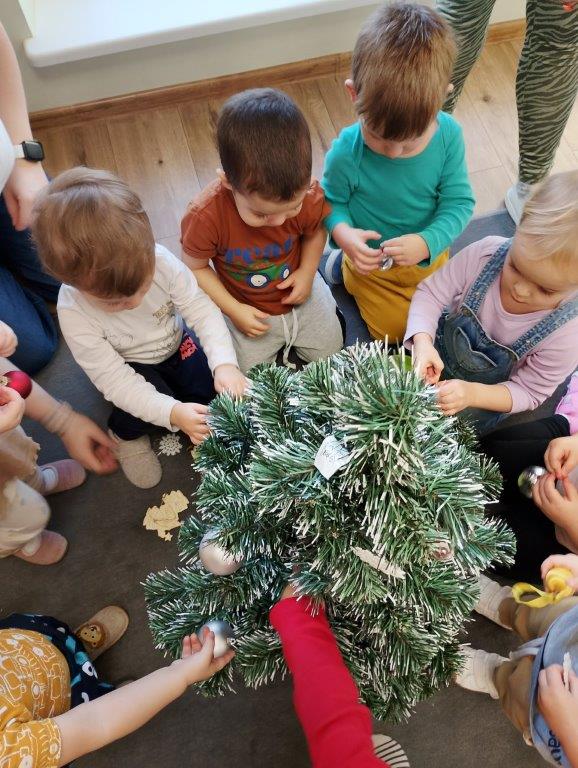 Wspólne ubieranie choinki w Miejskim Żłobku nr 2
