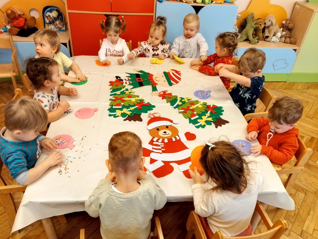 Motylki dekorują świąteczne bombki