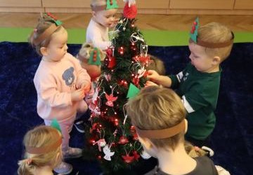 Dekorowanie drzewka świątecznego