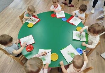 Świąteczne zajęcia plastyczne w Miejskim Żłobku nr 2