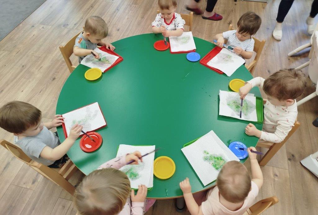 Świąteczne zajęcia plastyczne w Miejskim Żłobku nr 2